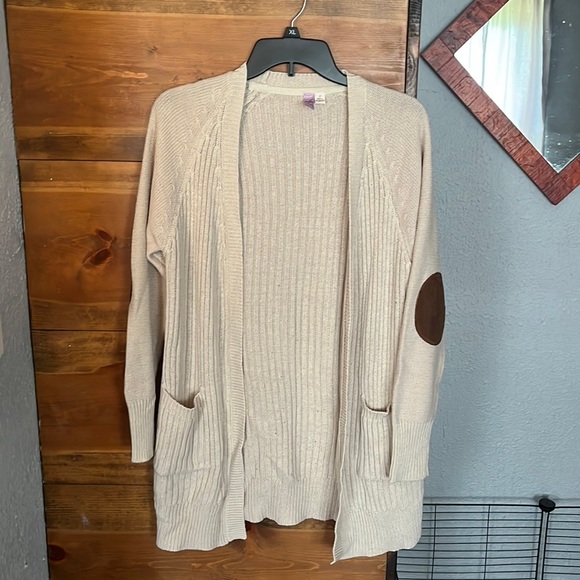Cute long tan sweater with elbow patches - Picture 1 of 3
